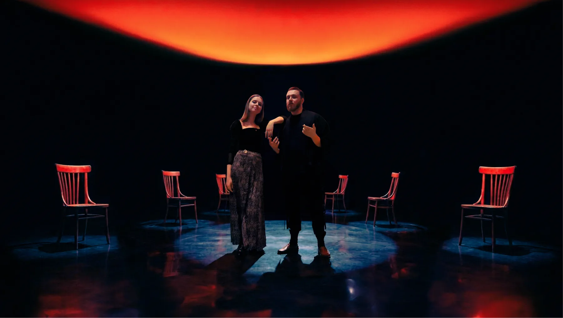 Klaudia i Dominik, duet waveframe, na scenie z czerwonymi krzesłami