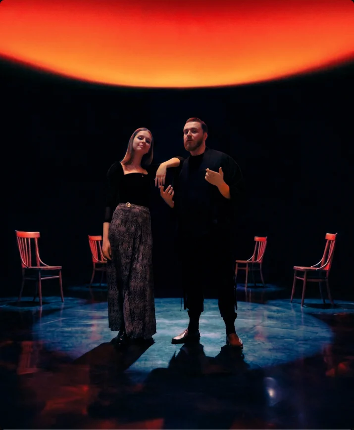 Klaudia Olejarz-Buksa i Dominik Buksa na scenie, wśród czerwonych krzeseł