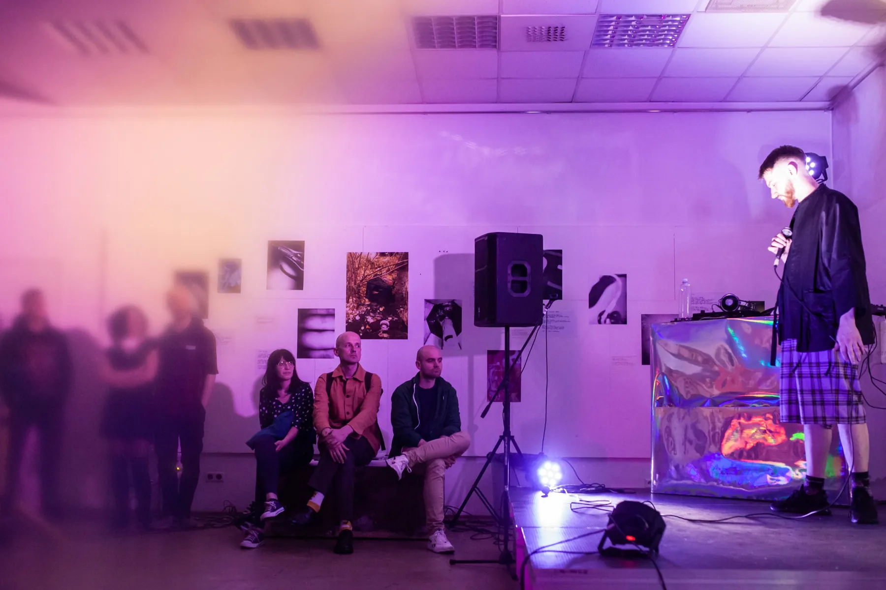 Koncert waveframe w sali, mapping na ścianie za sceną